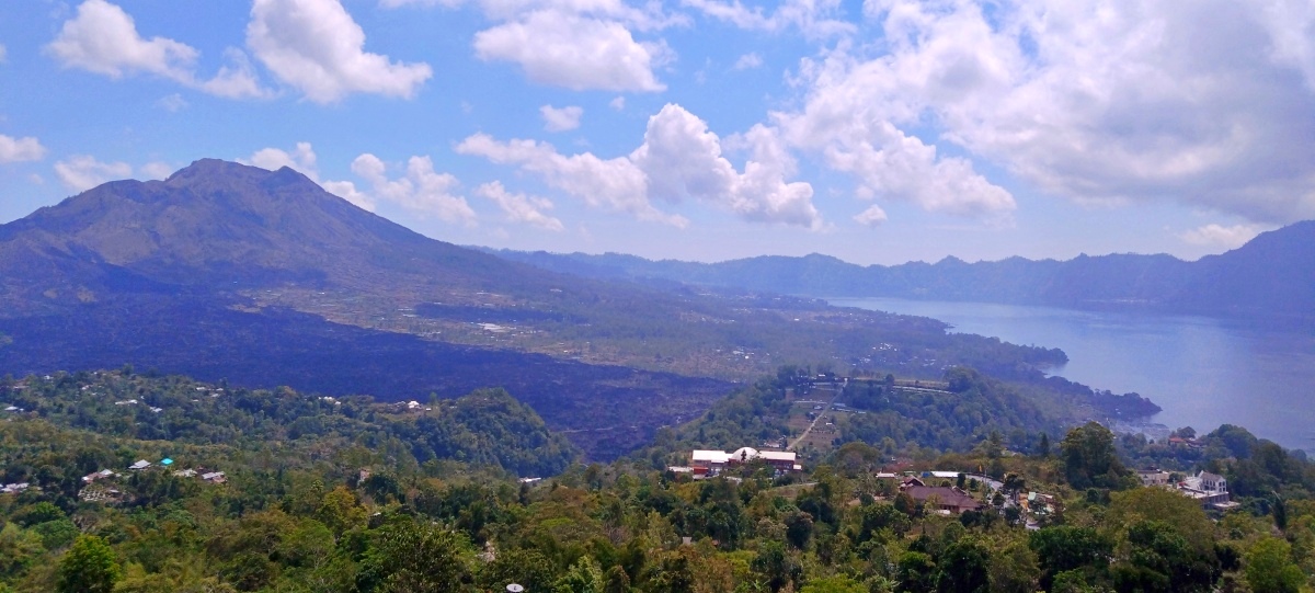 バトゥール山と湖