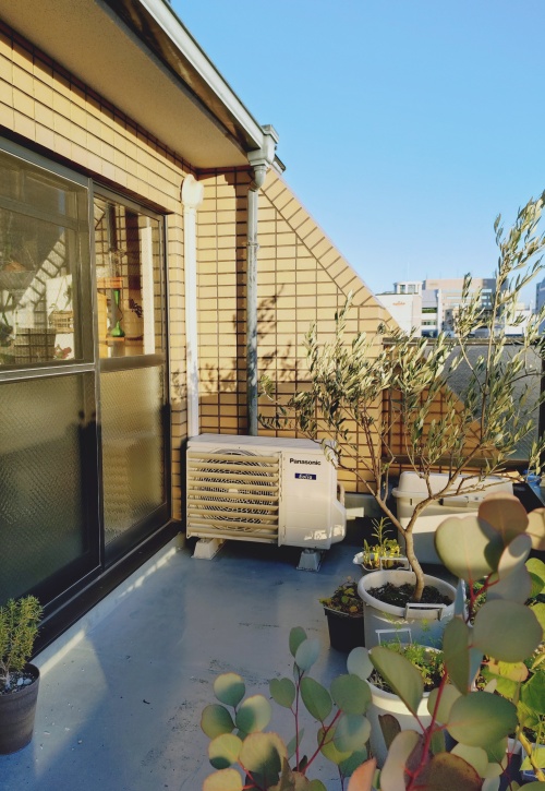 室外機ルーバーを強力磁石で取り付け。植物にも風が当たらない。バルコニーの様子。