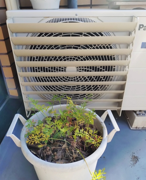 室外機ルーバーを強力磁石で取り付け。植物にも風が当たらない。