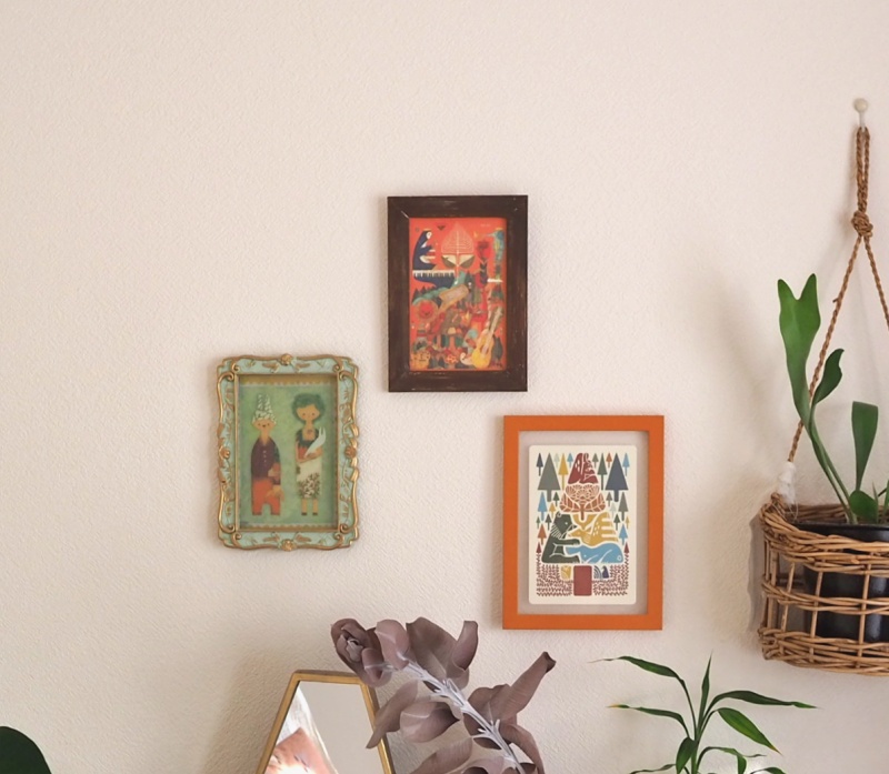 ポストカードをかわいく飾る 賃貸でも安心 壁にポストカードフレームをかける方法