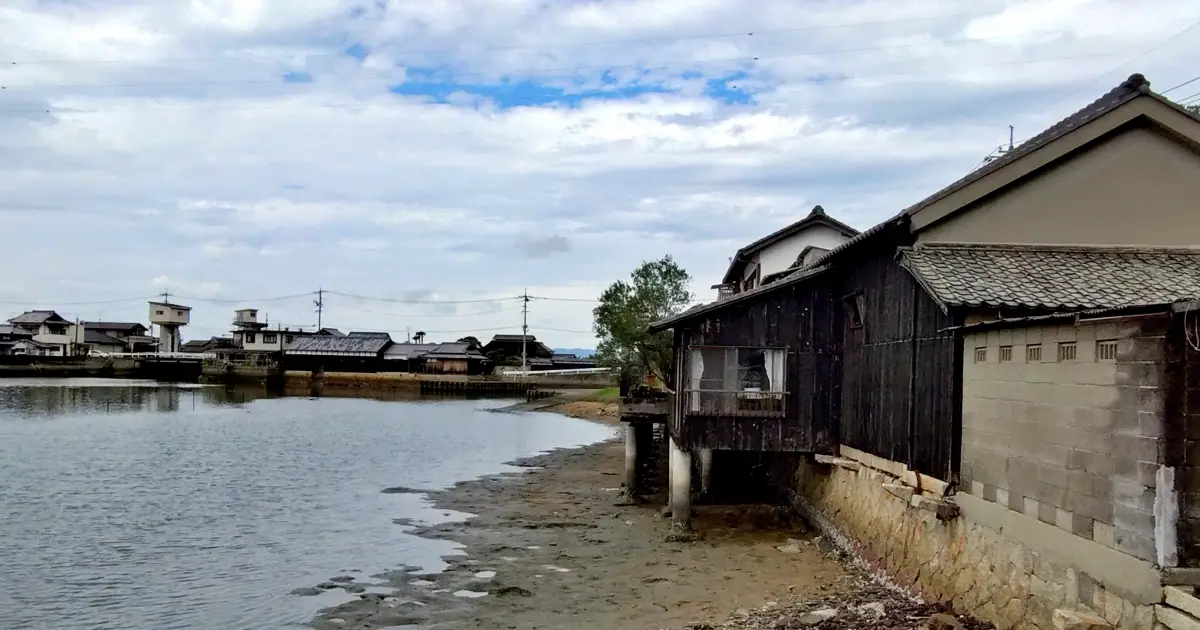 千町川大水門　水門町の川の中にある中洲状の集落